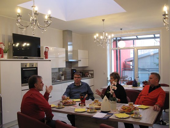 Landrat Harald Zanker im Gespr&auml;ch mit Thomas Jakobi, dem Leiter des kooperierenden Pflegedienstes und dem Ehepaar Sander (von links). (Foto: Foto: Landratsamt)