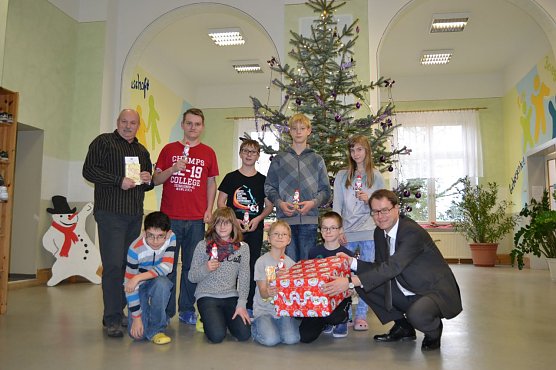 Der Oberb&uuml;rgermeister hatte viele &Uuml;berraschungen f&uuml;r die Kinder mitgebracht. (Foto: Foto: Stadtverwaltung)