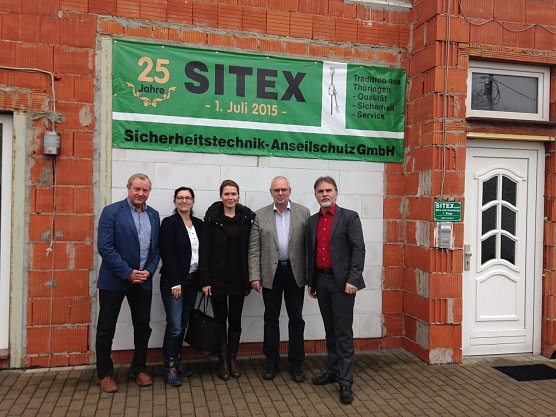 (v. l.) Gerald Fernschild, Nadine H&ouml;lzel, Anja Grabe, J&uuml;rgen Eisfeld, Harald Zanker (Foto: Foto: Landratsamt)