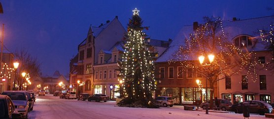 So sch&ouml;n sah Hettstedts Markt aus - jedoch nicht zu Weihnachten, sondern gestern Abend um 17.15 Uhr. Und so sch&ouml;n bezuckert h&auml;tte er bleiben k&ouml;nnen, doch schon eine Stunde sp&auml;ter setzte Frau Holle ihre flei&szlig;igen Helfer ein. (Foto: Jochen Miche)