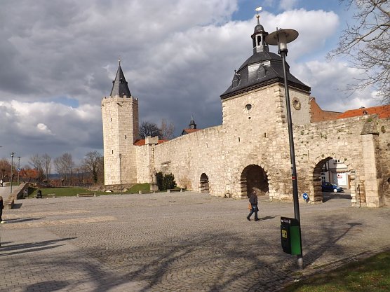 Zur Stadtmauerführung gehört auch das Innere Frauentor mit Rabenturm. (Foto: Archiv) Zur Stadtmauerführung gehört auch das Innere Frauentor mit Rabenturm. (Foto: Archiv)