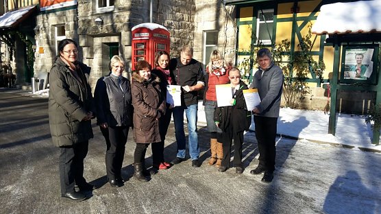 v.l.n.r.: Carolin M&ouml;lich (Nationalpark Hainich), Carola Hunstock (Vorstand Welterberegion Wartburg Hainich), Ilonka Mark (Touristinformation M&uuml;hlhausen), Christiane L&ouml;gering (Th&uuml;ringer Tourismus GmbH), Stefan Perach (Landgasthof Alter Bahnhof), Anne-Katrin Ibarra Wong (Welterberegion Wartburg Hainich) und Uwe Petersheim sowie Bernd Montag (Landgasthof). (Foto: privat)