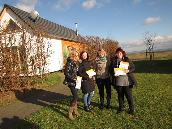 Die Gastgeber freuen sich &uuml;ber Ihre Sterne (v.l. Elfi Braun (BRAUN Hotelmarketing), Stephanie Fett (Premiumchalets Hainichh&ouml;fe), Anne-Katrin Ibarra Wong (Welterberegion Wartburg Hainich), Ricarda Hinz (Peterhof M&uuml;hlhausen).  (Foto: Foto: privat)