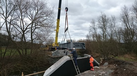 Br&uuml;ckenmontage f&uuml;r Unstrut-Werra-Radweg (Foto: Landratamt Kyffh&auml;userkreis)