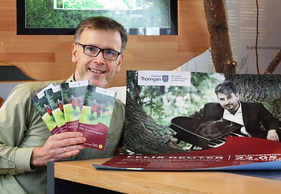 Uwe M&uuml;ller pr&auml;sentiert das neue Programm (Foto: Naturpark EHW)