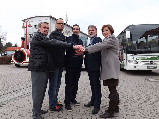 Stellvertretend f&uuml;r die Kolleginnen und Kollegen &uuml;bertragen Roland S&uuml;nder, Mike B&ouml;hnlein und Andy Ke&szlig;ler (v. l.) das Stundenbudget an Birgit Schmidt vom B&uuml;ro Kinderfreundlicher Landkreis und Landrat Harald Zanker. (Foto: Foto: Landratsamt)