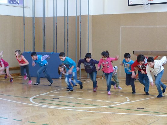 Viel Freunde hatten die Kinder auch bei der abschlie&szlig;enden Sportstunde in der Turnhalle.   (Foto: KfLK)