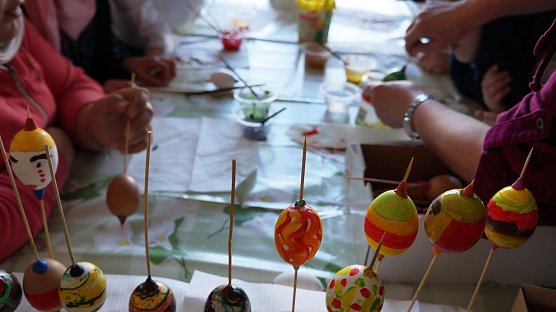 Hunderte Ostereier werden den Garten des Mehrgenerationenhauses zu Ostern schmücken. (Foto: MGH) Hunderte Ostereier werden den Garten des Mehrgenerationenhauses zu Ostern schmücken. (Foto: MGH)