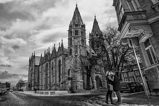 Eine Mühlhäuser Liebesgeschichte vor der Divi Blasii Kirche. (Foto: © Ciprian Biclineru) Eine Mühlhäuser Liebesgeschichte vor der Divi Blasii Kirche. (Foto: © Ciprian Biclineru)