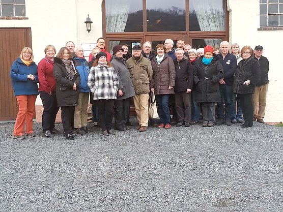 Herbergsbetreuer der Pilgerherberge Bursfelde und die regionalen Beauftragten vor der Pilgerherberge in Bursfelde.  (Foto: Haus kirchlicher Dienste)