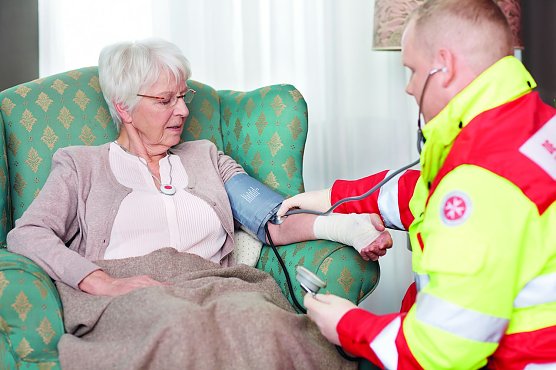 Im Notfall gen&uuml;gt ein Knopfdruck und die fachkundigen Mitarbeiter der Johanniter veranlassen sofort, dass die betroffene Person schnelle Hilfe bekommt. (Foto: Johanniter-Unfall-Hilfe e.V. / Frank Schemmann)