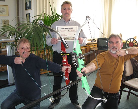 Scheck &uuml;bergeben (Foto: Kirstin Freitag)