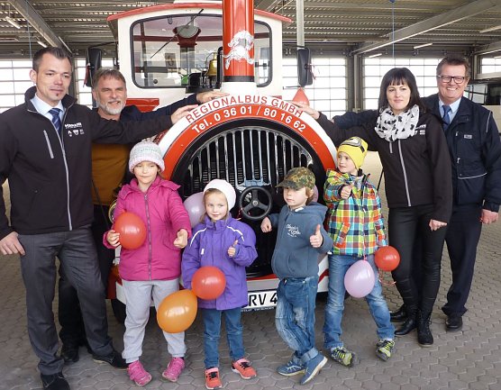 v.l.: Sascha K&auml;ding, Landrat Harald Zanker, die Kita-Kinder sowie Felicitas Keyser und Fahrer J&uuml;rgen Herzberg posierten vor der liebevoll geschm&uuml;ckten Tschu-Tschu-Bahn Molly (Foto: Kirstin Freitag)