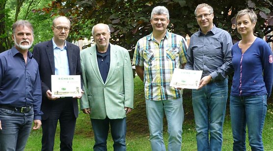 Symbolische Schecks &uuml;bergeben (Foto: Pressestelle UHK)