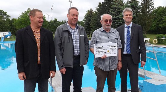 Scheck &uuml;bergeben (Foto: Landratsamt)