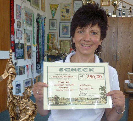 Ute Mainzer von der FFw Heyerode nahm dankend den Spendenscheck entgegen. (Foto: Pressestelle Landratsamt Unstrut-Hainich Kreis)