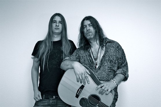 Mit seinen Projekten (eigene Songs /Neil Young / Rolling Stones / Eric Clapton) ist Tino Standhaft mit seiner Rockband� auf den gr&ouml;&szlig;eren B&uuml;hnen im ganzen Land unterwegs (Foto: Kunsthof Friedrichsrode)