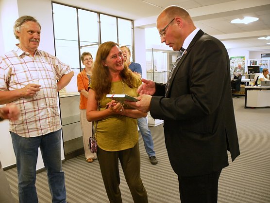 K&uuml;nstlerin und B&uuml;rgermeister (Foto: Ilka K&uuml;hn)