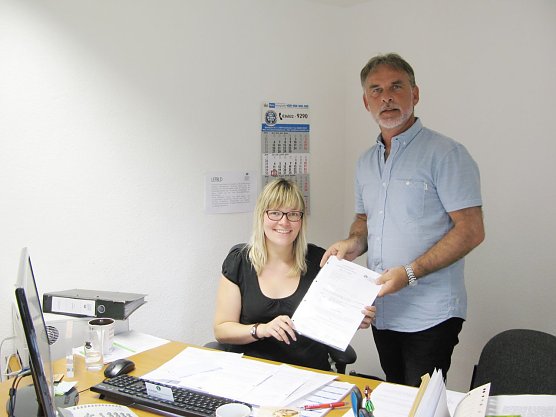 Anne-Katrin Ibarra Wong, Gesch&auml;ftsstellenleiterin des Verbandes der Welterberegion Wartburg Hainich e. V., freut sich &uuml;ber die finanzielle Unterst&uuml;tzung, die der Landrat mit dem Zuwendungsbescheid sicher stellt. (Foto: Pressestelle Landratsamt Unstrut-Hainich-Kreis)