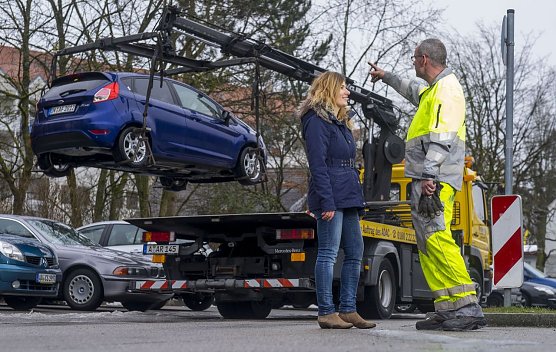 Sicherer Umgang mit Seil und Haken ADAC-Tipps f&uuml;r das Abschleppen von Autos (Foto: ADAC)