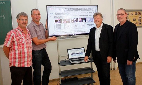 Monitore &uuml;bergeben (Foto: AHP/Fischer)