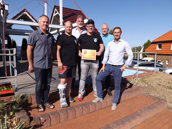 N&auml;gelstedts B&uuml;rgermeister Torsten Wronowski, Tom Ochmann, Landrat Harald Zanker, Kristian B&ouml;ttger, Wolfgang Hausd&ouml;rfer und David Dienemann. (Foto: Pressestelle Landratsamt Unstrut-Hainich-Kreis)