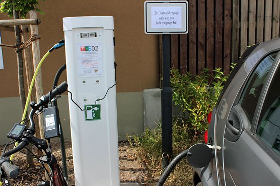 E-Tankstelle f&uuml;r Autos und Fahrr&auml;der (Foto: Karl-Heinz Herrmann)