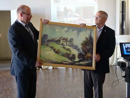 Bild&uuml;bergabe an den B&uuml;rgermeister (li.) (Foto: Ilka K&uuml;hn)