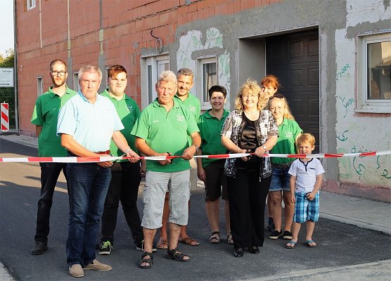 Straßenbau geglückt - in Bollstedt fanden sich viele Helfer (Foto: Annette Lehmann) Straßenbau geglückt - in Bollstedt fanden sich viele Helfer (Foto: Annette Lehmann)