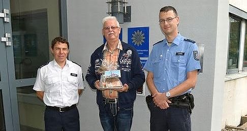 Anerkennung f&uuml;r couragierte Hilfe (Foto: Polizei)