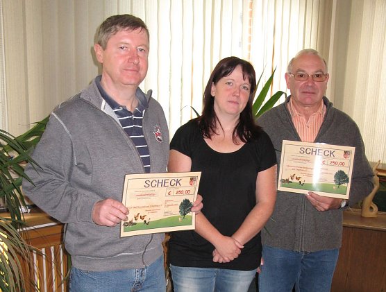 Zwei Kleintierzuchtvereine der Region freuen sich &uuml;ber Spendenschecks von Landrat Harald Zanker. Zusammen mit Jessica Motz, der Mitarbeiterin des Landratsamtes, &uuml;bergab er das Geld aus dem Sponsorenfonds jetzt an die Vertreter der Vereine (Foto: Pressestelle Landratsamt Unstrut-Hainich-Kreis)