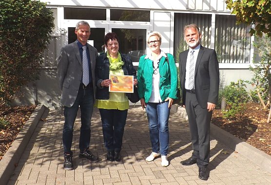 3.000 Ziegel f&uuml;r Verein (Foto: Pressestelle UHK)