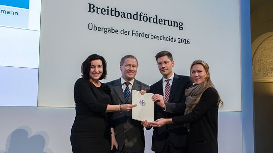 v. l.: Dorothee B&auml;r, Parlamentarische Staatssekret&auml;rin beim Bundesverkehrsminister, J&ouml;rg Klupak, stellvertretender Landrat des UnstrutHainich-Kreises, Christian Hirte, CDU-Bundestagsabgeordneter, und Anja Grabe, verantwortliche Projektkoordinatorin im Landratsamt UnstrutHainich-Kreis (Foto: Pressestelle Landratsamt Unstrut-Hainich-Kreis)