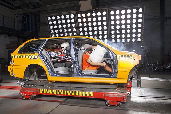 Ski und Snowboard sind Geschosse (Foto: ADAC)