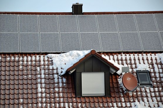 Selbst im Winter kann mit der PV-Anlage Eigenstrom produziert werden, da die glattfl&auml;chigen Module den Schnee abrutschen lassen. (Foto: privat)
