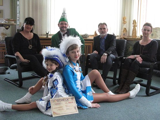 (hinten) Reggy D&ouml;rfel, Karsten Eheg&ouml;tz, Landrat Harald Zanker und Corinna Rebischke (vorn) T&auml;nzerin Amelie Rebischke und Tanzmariechen Vicky Enseleit-D&ouml;rfel vom Tennstedter Karnevalverein (Foto: Pressestelle Landratsamt Unstrut-Hainich-Kreis)