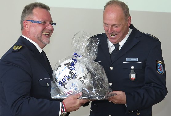 LPD-Chef Brunnengr&auml;ber &uuml;berreicht einen Fu&szlig;ball (Foto: nnz)