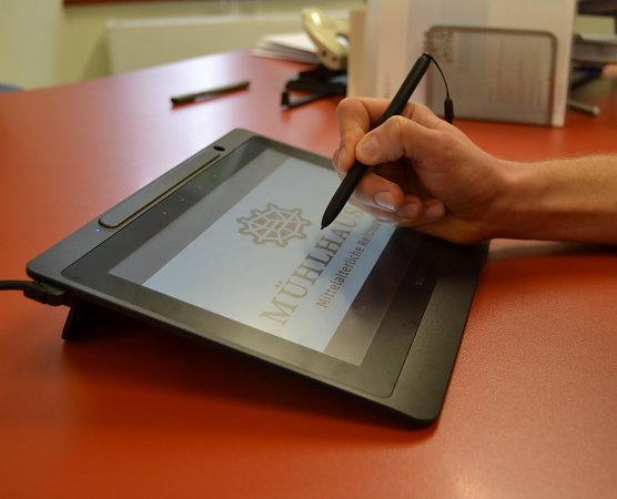 Unterschriften f&uuml;r Pass- und Ausweisangelegenheiten werden im M&uuml;hlh&auml;user B&uuml;rgerb&uuml;ro ab sofort per Tablet eingegeben. (Foto: Stadtverwaltung M&uuml;hlhausen)
