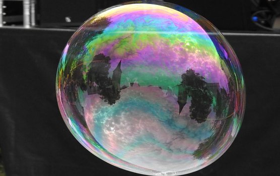 Spiegelbild in Seifenblase (Foto: Peter Blei)