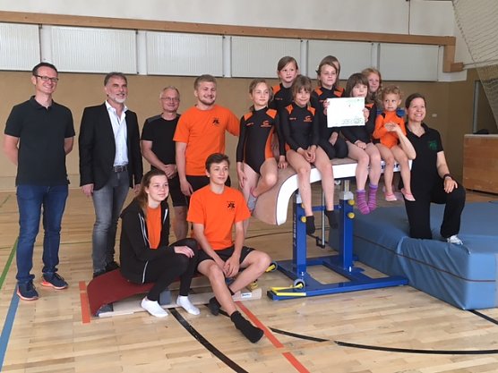 300 Euro hatte Landrat Harald Zanker f&uuml;r den SV Langula mitgebracht (Foto: Pressestelle Landratsamt Unstrut-Hainich-Kreis)