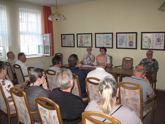 Im Rahmen der Mitgliederhauptversammlung des Kulturbundes M&uuml;hlhausen konnte Landrat Harald Zanker im Beisein der anwesenden Mitglieder einen symbolischen Scheck in H&ouml;he von 750,00 � an den Vorstand &uuml;bergeben... (Foto: Pressestelle Landratsamt Unstrut-Hainich-Kreis)