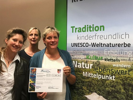 Unter Leitung von Frau Annett Gr&uuml;n und Susanne Zieler soll in diesem Jahr der Spielplatz f&uuml;r die Kinder grundlegend erneuert werden. (Foto: Pressestelle Landratsamt Unstrut-Hainich-Kreis)