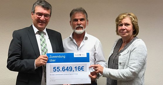 Scheck &uuml;bergeben (Foto: Landratsamt UHK)