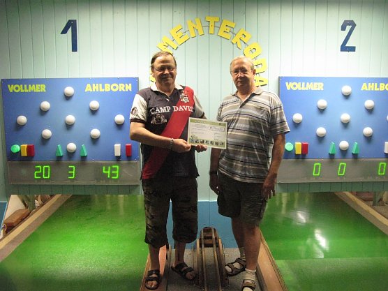 Gestern konnte der Landrat, Herr Harald Zanker, an den Kegelverein Menteroda 1990 eine Zuwendung in H&ouml;he von 750,00  � &uuml;bergeben (Foto: Pressestelle Landratsamt Unstrut-Hainich-Kreis)