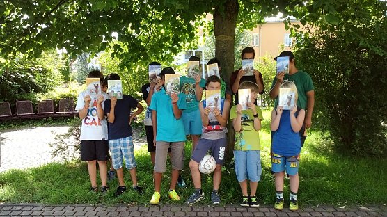 P&uuml;nktlich zum Beginn des neuen Schuljahres trafen hier 69 Hausaufgabenhefte ein, gespendet vom Team des Gesch&auml;fts (K)&ouml;stlich am unteren Steinweg.  (Foto: Pressestelle Stadt M&uuml;hlhausen)