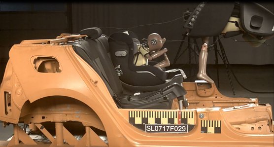 Der Recaro Optia fliegt im hohen Bogen durch das Pr&uuml;flabor. (Foto: Stiftung Warentest)