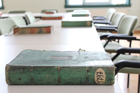 Hilfe bei Sicherung historischer Akten (Foto: Stadt M&uuml;hlhausen)