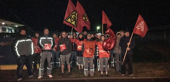 Warnstreik am fr&uuml;hen Morgen (Foto: IG Metall)