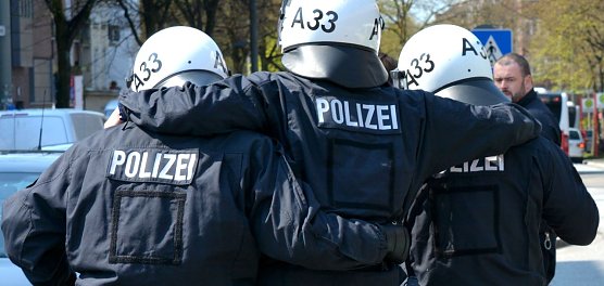 Verletzter Polizist wird begleitet (Foto: fsHH)