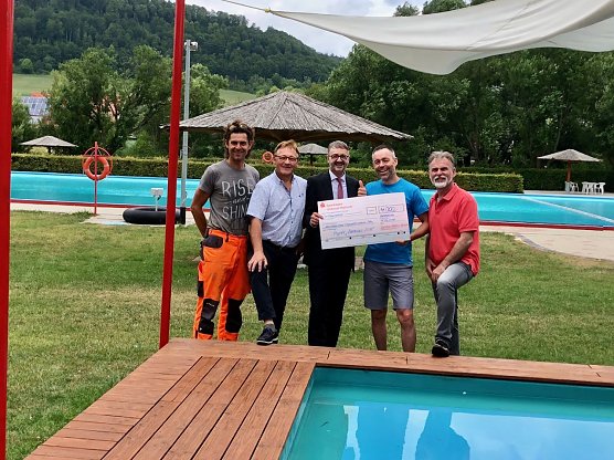Schwimmmeister Othmar Predatsch, Karl-Josef Hardegen, Karl-Heinz Leister, Sandro Richardt und Landrat Harald Zanker bei der &Uuml;bergabe der Badebuslinie (Foto: Pressestelle Landratsamt Unstrut-Hainich-Kreis)